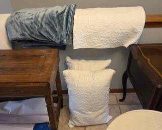 Queen/Full Bedspread, Pillows, Shams and Blanket