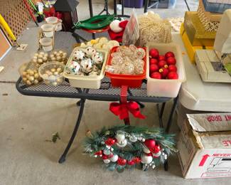 Red, Gold and Multi Colored Christmas Bulds, Wreath