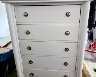 Very nice white 6-drawer dresser