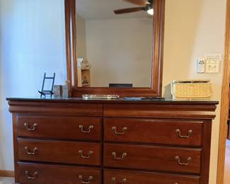 Chest of Drawers w/Mirror
