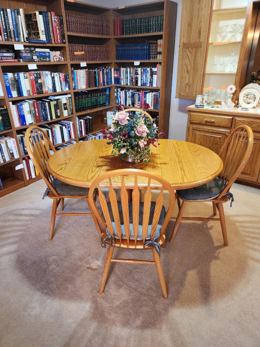 Dining room table with a built in leaf and 4 chairs