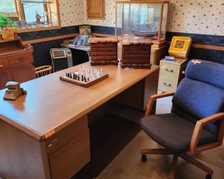 Nice big desk and office chair 