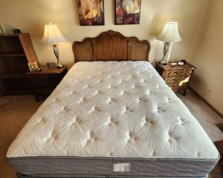 Pillowtop queen Bed