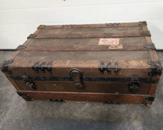 Lot 160: Vintage Barnard Brothers Steamer Trunk