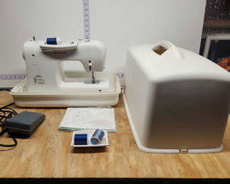 Lot 40: Singer Sewing Machine Model 2250