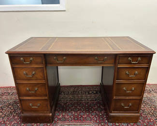 Lot 67: Vintage Sligh Furniture Leather Top Desk
