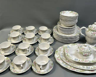 Lot 19: Royal Doulton Majestic Collection China