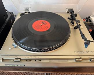 #7 - $200 - Marantz JJ2200 record player