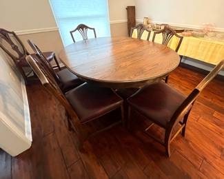 Dining Room Table with 2 Leafs & 8 Chairs (Kitty scratches on seats)