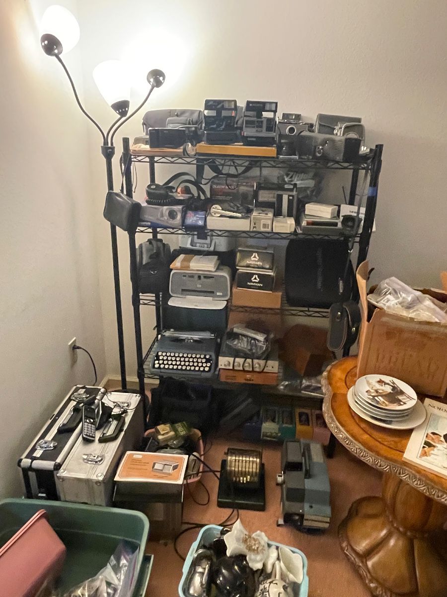 Vintage camera's radio's. etc.