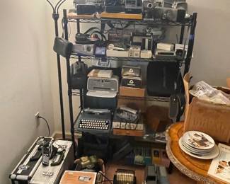 Vintage camera's radio's. etc.