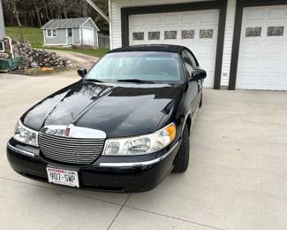 2001 Signature Collection, Lincoln Towncar . 4.6 L engine with 127,221 miles.