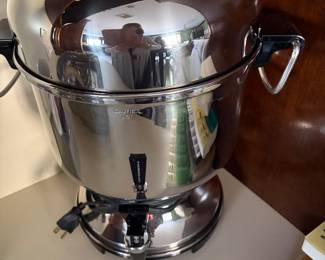 Stainless coffee urn