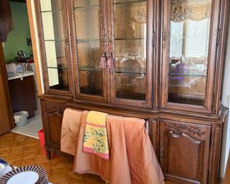 Dinning room hutch from white furniture company