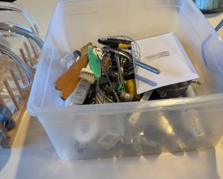 Sssorted kitchen items