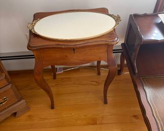 Drexel heritage end table style with mirror with gold trim