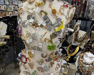 A Brooch To Express Your Unique Style 