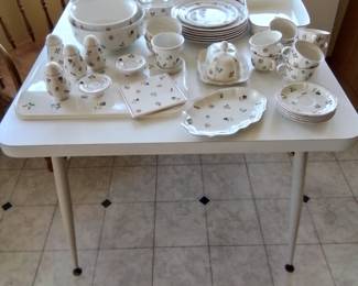 Formica kitchen table extends to 6 ft