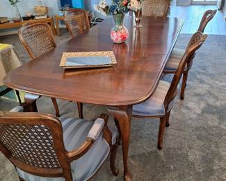 DinDining Table