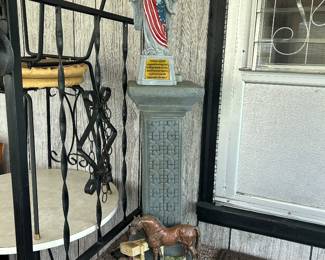 Pedistool with statues