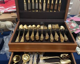 Gold plated flatware set - 109 pieces - lots of teaspoons, serving spoons