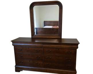 Nice Broyhill 8 Drawer Dresser with Beveled Mirror