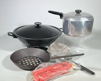 (2pc) SUNFLOWER PRINT LACQUERED SERVING PLATTER WITH WICKER BREAD BASKET