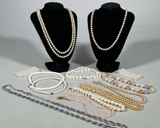ASSORTED PEARL AND BEADED NECKLACES AND BRACELETS