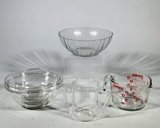 (5pc) PYREX GLASS MEASURING CUP WITH TWO PYREX MIXING BOWLS, SCALLOPED GLASS SERVING BOWL AND GLASS BEAKER