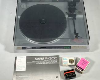 YAMAHA P-300 DIRECT-DRIVE FG SERVO SEMI-AUTOMATIC TURNTABLE WITH DUST COVER, MANUAL & NEEDLES