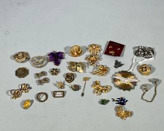 ASSORTED VINTAGE COSTUME BROOCHES AND PINS