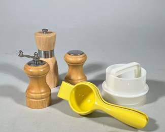 (5pc) TURNED LIGHT-WOOD SALT AND PEPPER MILLS WITH PLASTIC LEMON JUICER AND HAMBURGER PRESS