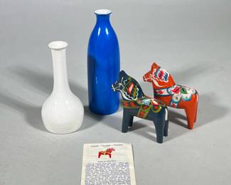 (4pc) CROWN STAFFORDSHIRE WHITE BONE CHINA VASE, COBALT GLASS VASE AND PAINTED DALAHÄST WOODEN HORSES (PAIR)