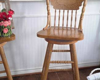 2 bar stools