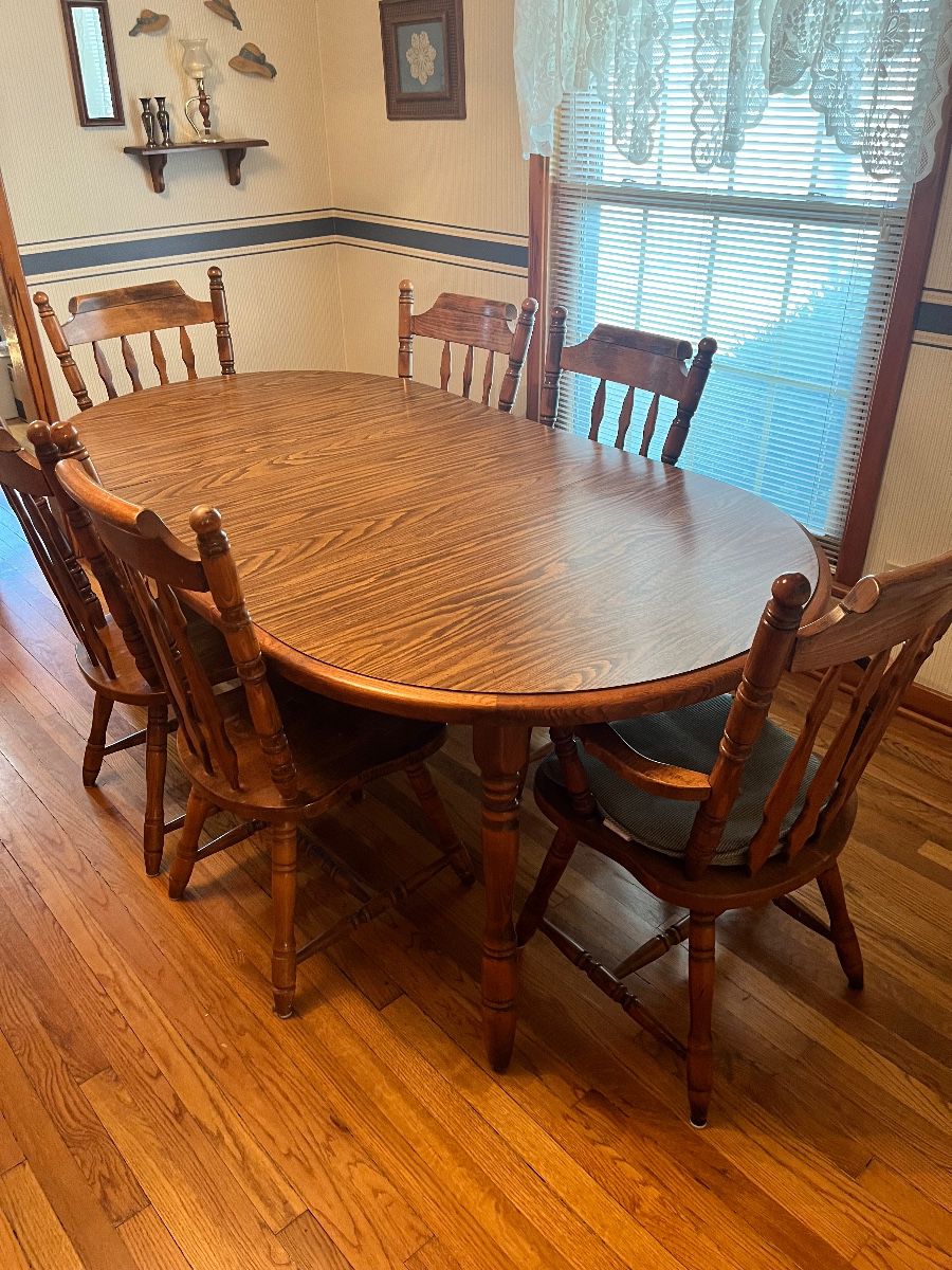 Nice dining room table with six chairs and two leaves
