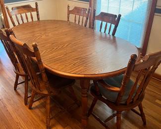 Nice dining room table with six chairs and two leaves