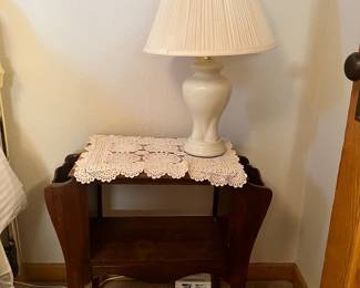 Vintage, large selection of doilies, various table lamps