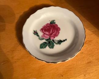 Set of rose individual ashtrays