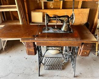 Nice vintage singer, treadle sewing machine