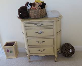 Hekman French Porvincial 4 drawer chest.