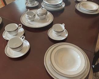Mikasa Platinum Crown L3428 Fine China Dinnerware Set