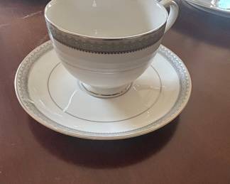 Mikasa Platinum Crown L3428 Fine China Dinnerware Set