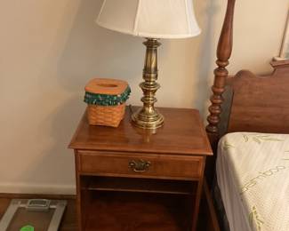 Ethan Allen End Table/Night Stand with a brass lamp