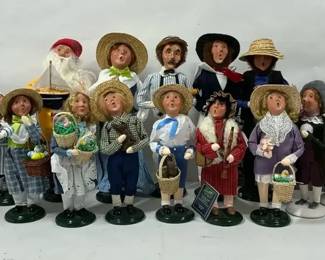 Byers Choice Carolers Large Group with Fencing  Santa
