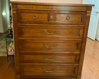 Thomasville Standing Wooden Chest Of Drawers With 5 Drawers