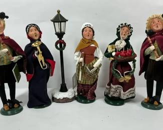 Byers Choice Carolers with Lamp Post Set