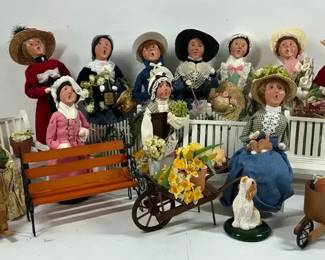 Byers Choice Carolers Garden Scene with Benches, Figures  Accessories