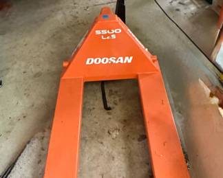 Doosan 5500 Pallet Jack-Like New