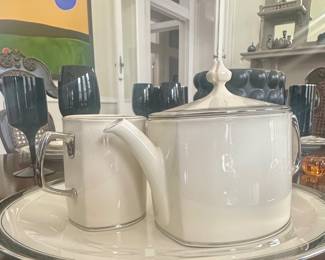 Matches dinnerware on dining table