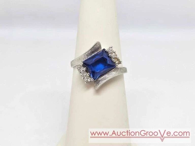 1 White Gold White and Blue Sapphire Coctail Ring